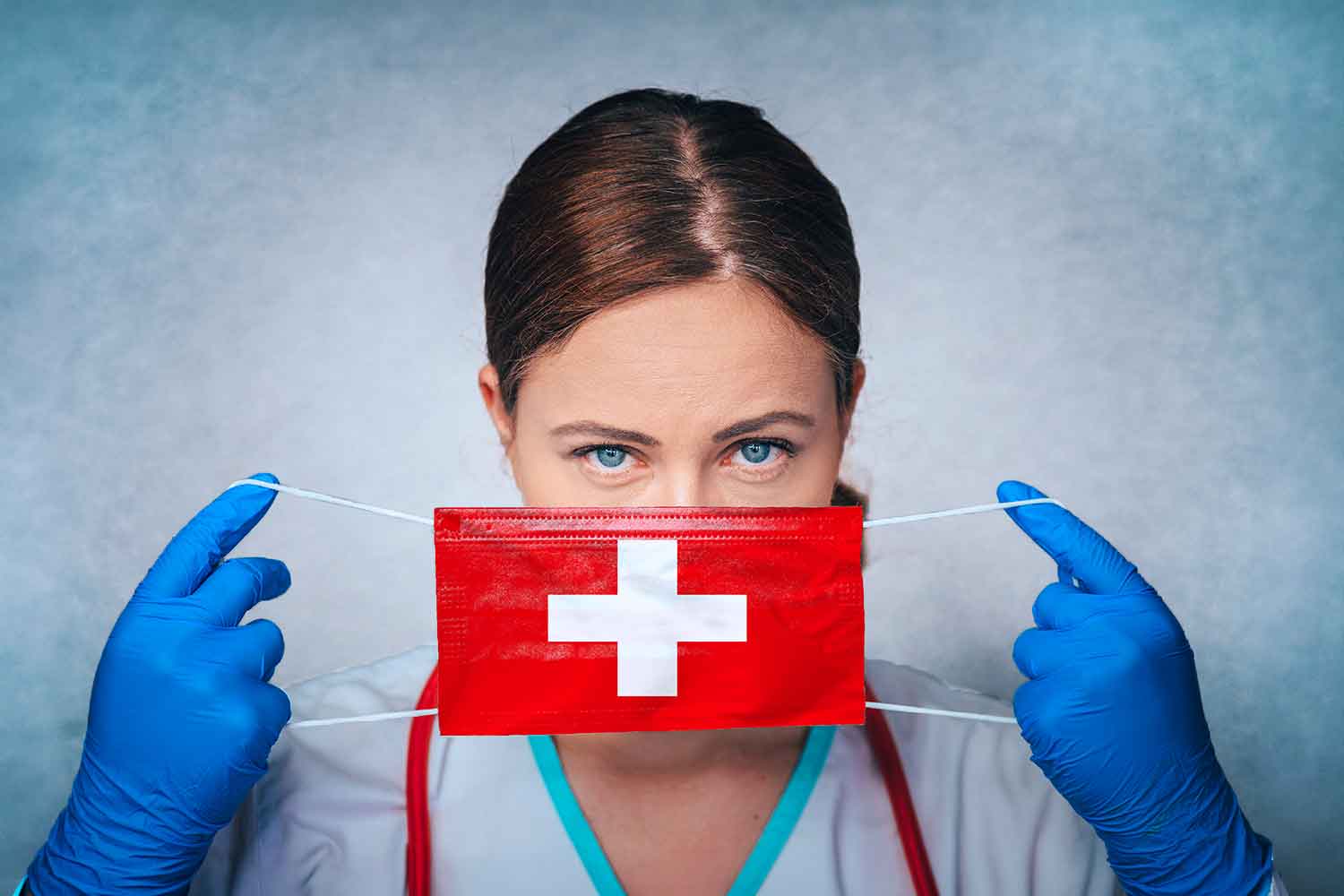 Fachfrau Gesundheit mit-Maske mit Schweizerkreuz Fachfrau Gesundheit mit-Maske mit Schweizerkreuz